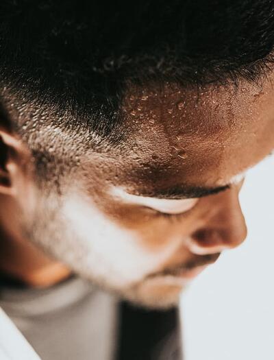 rostro de hombre sudando