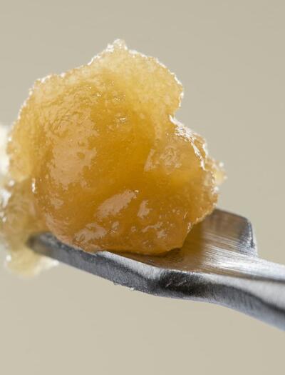 Fotografía en primer plano de una extracción de cannabis de alta calidad.