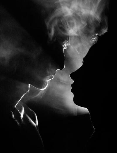 Pareja en sintonía, representando la concordancia en el consumo de cannabis analizada en el estudio científico de 149 parejas.