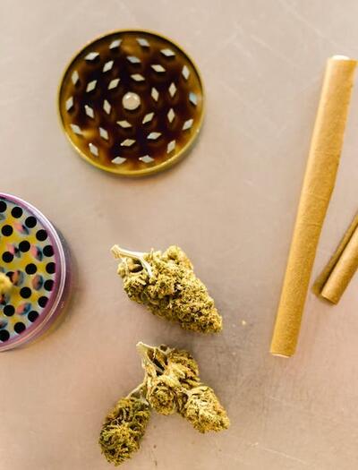 Cómo descarboxilar y por qué no es igual que curar el cannabis.