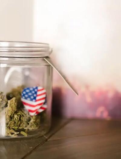 Stati Uniti: il governo federale sposta la cannabis medica in Tabella III