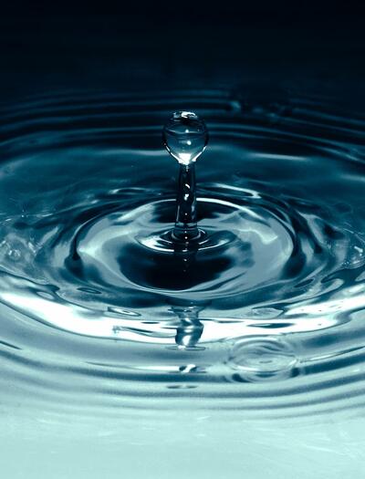 Primer plano de agua cristalina para ilustrar la técnica de riego y estrés hídrico en el cultivo de cannabis para potenciar los cannabinoides.