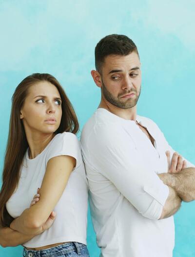 Una pareja en medio de una discusión tensa, representando los desafíos de la resolución de conflictos interpersonales analizados en el estudio científico.
