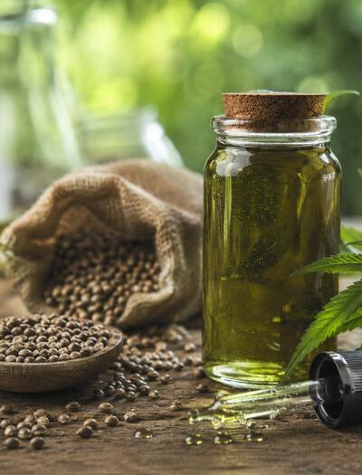 semillas de cáñamo y aceite de cáñamo