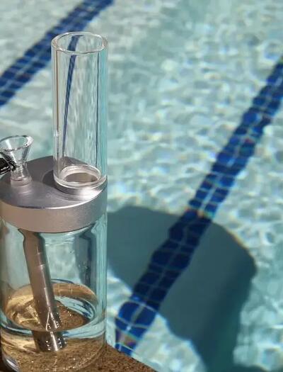 Durch die kühlende Wirkung des Wassers wird der Rauch einer Bong beim Inhalieren als deutlich sanfter empfunden.