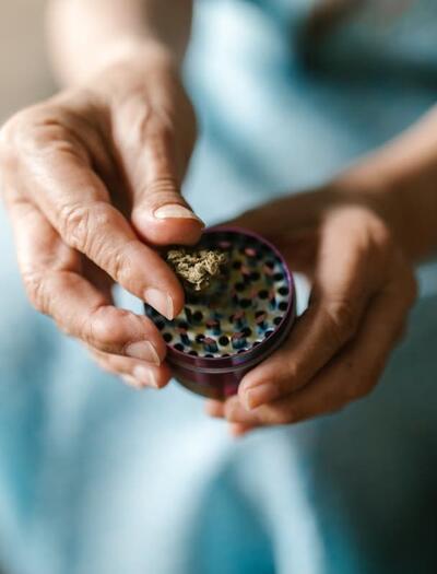 Elevate your setup without breaking the bank. Discover safe, budget-friendly ways to build a modern cannabis toolkit using smart online sourcing and tech.