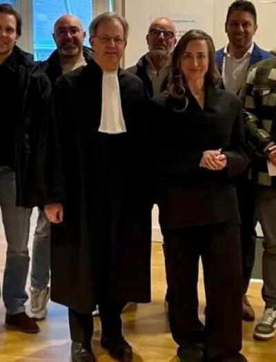 Simone van Breda y representantes de los coffeeshops de marihuana ante el juzgado de Utrecht