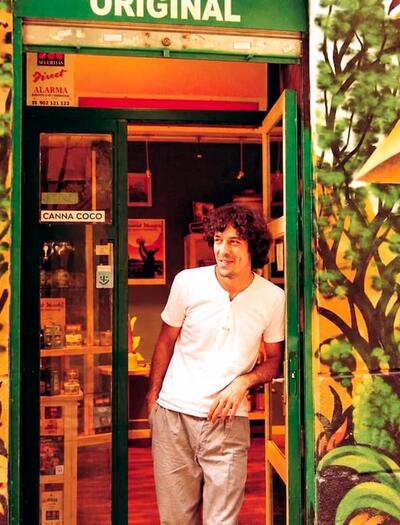 Kike Lastra en los primeros años de Houseplant, la growshop pionera en España.
