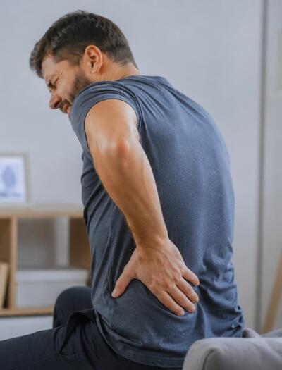 hombre con dolor de espalda 