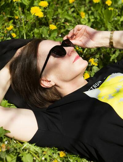 mujer con gafas de sol acostada 