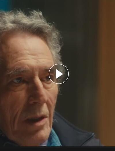 Primer plano de Miguel Ríos en televisión recordando su paso por la prisión franquista