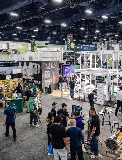 Asistentes y profesionales del sector recorriendo el pabellón principal de la feria MJBizCon 2025 en Las Vegas.