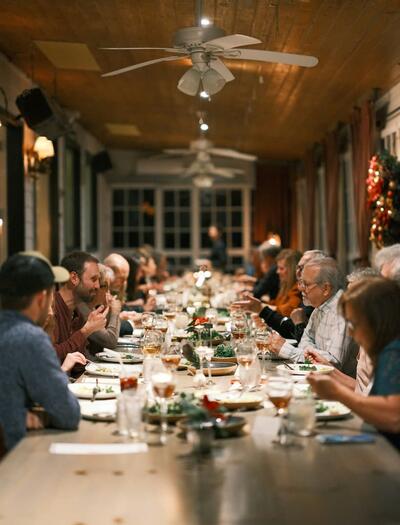 Escena navideña acogedora ilustrando la guía de supervivencia para el consumo responsable de cannabis.