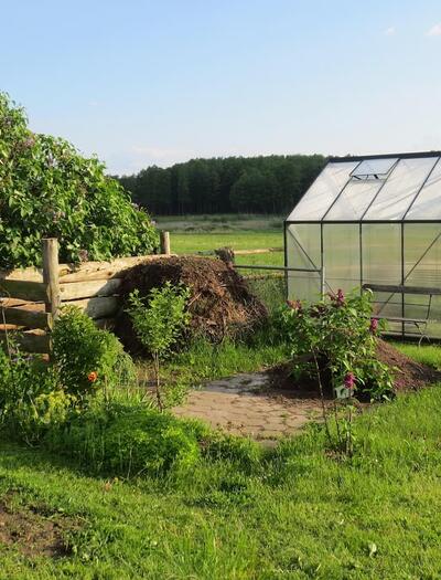 Get ready for the spring cannabis season. Understand how to use greenhouses for a head start, manage photoperiods, and harden off plants for a successful outdoor harvest.