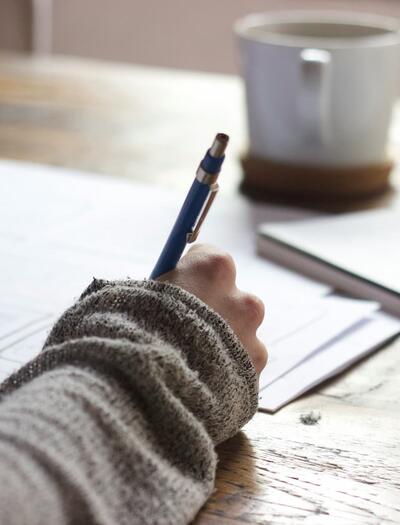 Persona estudiando con libros y apuntes, ilustrando el proceso de codificación de memoria y el consumo responsable de cannabis