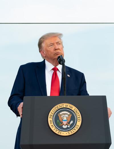 El presidente Donald Trump dando un discurso oficial en la Casa Blanca; imagen de archivo para ilustrar la reclasificación del cannabis