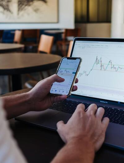Curaleaf has targetted Aurora Cannabis in a hostile takeover bid to form a global leader, triggering regulatory battles over share dilution and debt risks. 
