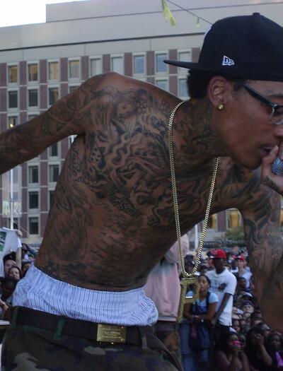 Rapper Wiz Khalifa has been sentenced to 9 months in prison in Romania after his on-stage cannabis use. Learn about the legal clash and extradition reality. 