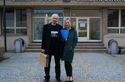 Robert Veverka and his partner Veronika in front of a courthouse. 