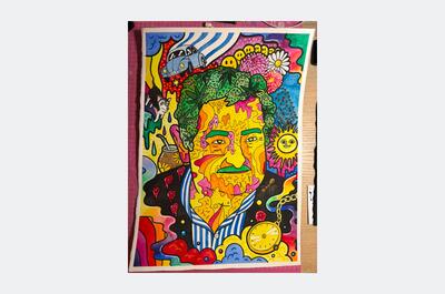 Retrato ilustrado en acuarela y tinta con elementos simbólicos y plantas
