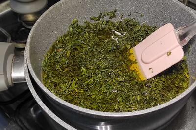 La materia vegetal se coloca en baño María.