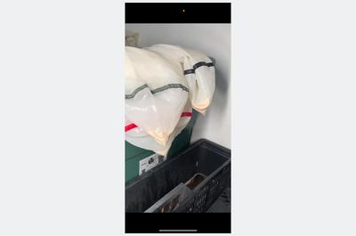 Juego de bolsas de extracción llenas de hachís al agua reposando sobre cubo de lavado