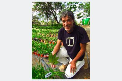 Retrato del maestro agricultor y consultor medioambiental Eduardo Fránquiz en el campo
