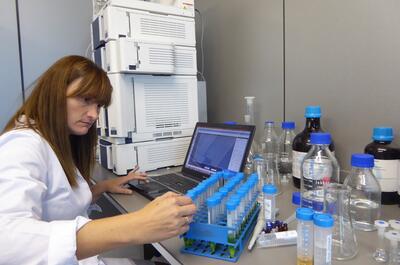 Ana Ramón en el laboratorio de Élite Seeds