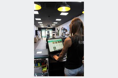 Exposición de productos de autocultivo de marihuana en una tienda growshop de The Green Brand