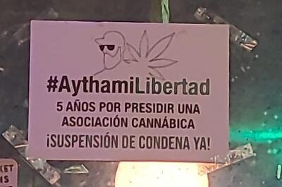Pancarta principal de la marcha por la libertad de Aythami, el activista cannábico encarcelado injustamente