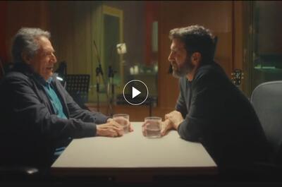 Plano medio de Miguel Ríos conversando con Gonzo durante la entrevista de Salvados sobre marihuana
