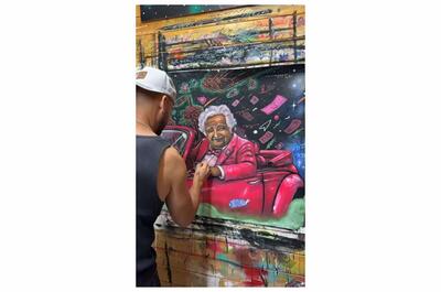 El artista Mr Ovni trabajando en la pintura Pepe de rosa para la exposición sobre Mujica.