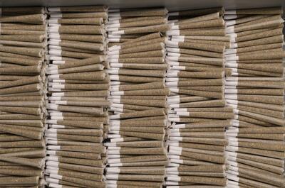 Porros preliados de marihuana empaquetados para venta en coffeeshops