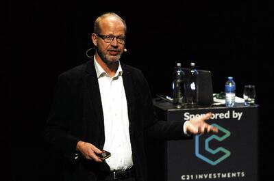 Tjalling Erkelens durante su ponencia sobre marihuana medicinal en la Cannabis Capital Convention de Ámsterdam